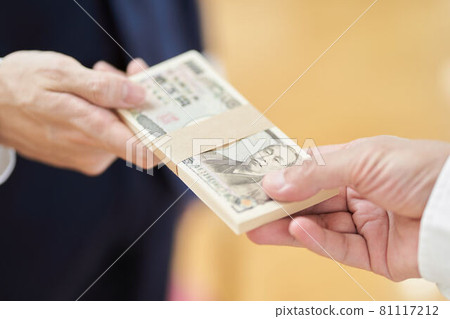 A man in a suit handing over money 81117212
