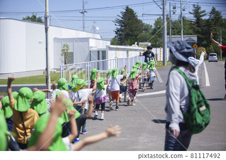 走在人行道上的孩子 81117492