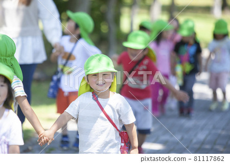 Children going on an excursion 81117862