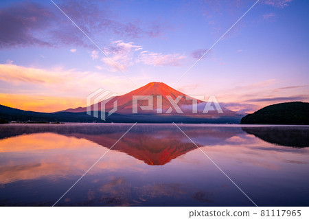 富士山世界遺產山中湖日出時的雙紅富士 富士山世界遺產山中湖日出時的雙紅富士 81117965