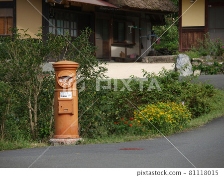 [Kyoto Miyama] Faded round post of Miyama Kayabuki no Sato 81118015