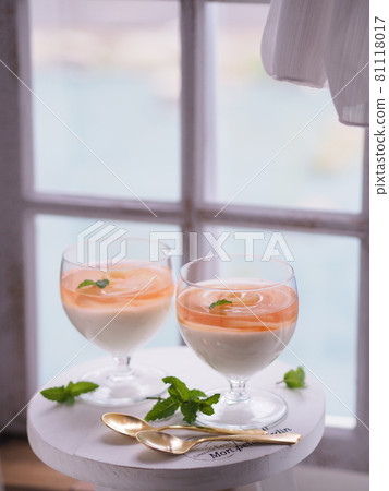 Rose motif Tea time with peach jelly 81118017