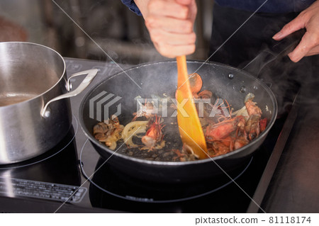 Hand-cooking boy image of a young man making Americaine sauce Hand-cooking boy image of a young man making Americaine sauce 81118174