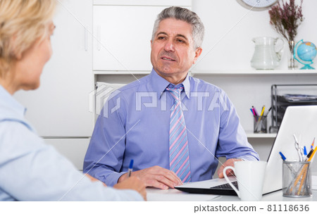 Chief gives task to assistant 81118636