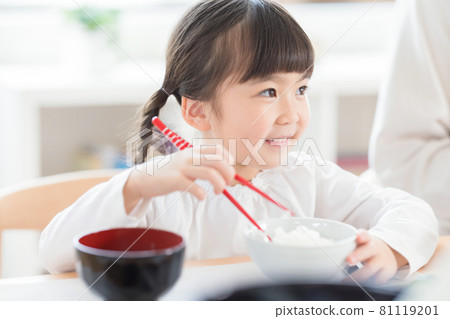 一個吃米飯的女孩 81119201