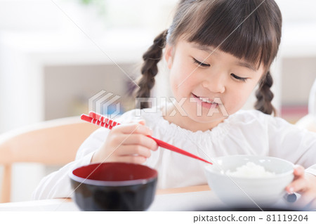 A girl who eats rice A girl who eats rice 81119204