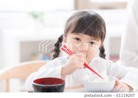 A girl who eats rice A girl who eats rice 81119207