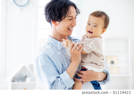 Family dad and baby 81119423