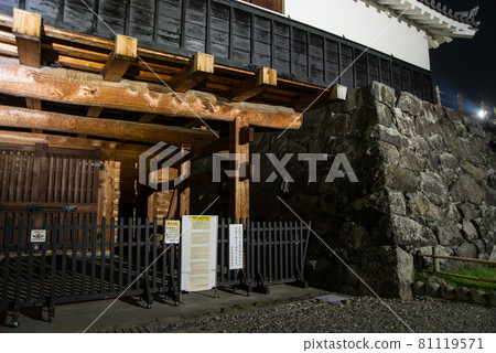 我第一次看到的國寶松本城在燈光的照耀下興奮地靠近了我。 81119571