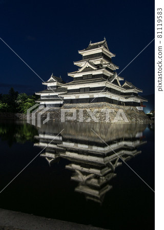 Matsumoto Castle, a national treasure that I saw for the first time, was illuminated by the lights and approached me with excitement. Matsumoto Castle, a national treasure that I saw for the first time, was illuminated by the lights and approached me with excitement. 81119583