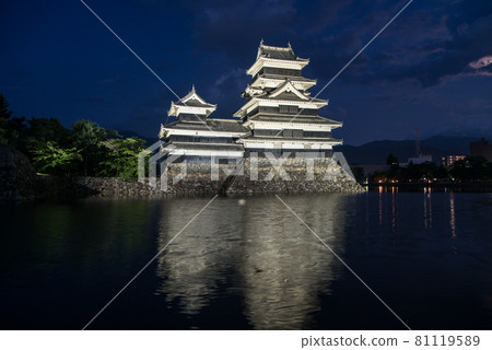 Matsumoto Castle, a national treasure that I saw for the first time, was illuminated by the lights and approached me with excitement. 81119589