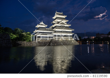 Matsumoto Castle, a national treasure that I saw for the first time, was illuminated by the lights and approached me with excitement. 81119590