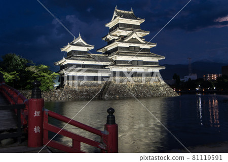 Matsumoto Castle, a national treasure that I saw for the first time, was illuminated by the lights and approached me with excitement. 81119591