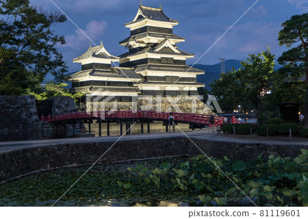 Matsumoto Castle, a national treasure that I saw for the first time, was illuminated by the lights and approached me with excitement. Matsumoto Castle, a national treasure that I saw for the first time, was illuminated by the lights and approached me with excitement. 81119601