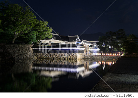 我第一次看到的國寶松本城在燈光的照耀下興奮地靠近了我。 81119603