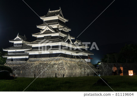 Matsumoto Castle, a national treasure that I saw for the first time, was illuminated by the lights and approached me with excitement. 81119604