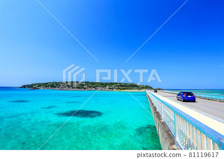 Drive to a remote island in Okinawa in the summer 81119617