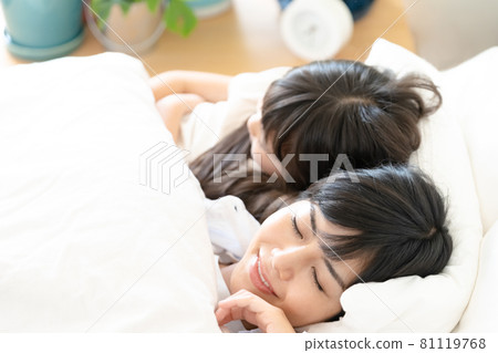 父母和孩子在床上醒來 81119768