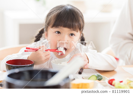 A girl who eats rice 81119901