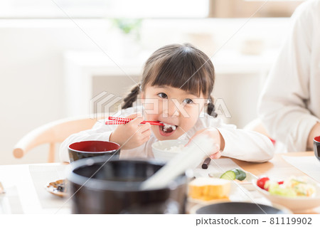 A girl who eats rice 81119902