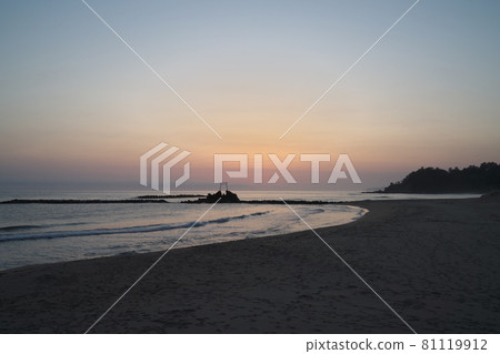 《鳥取縣》黎明時分，夏威夷海灘的景色 81119912