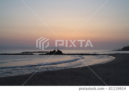 《鳥取縣》黎明時分，夏威夷海灘的景色 81119914