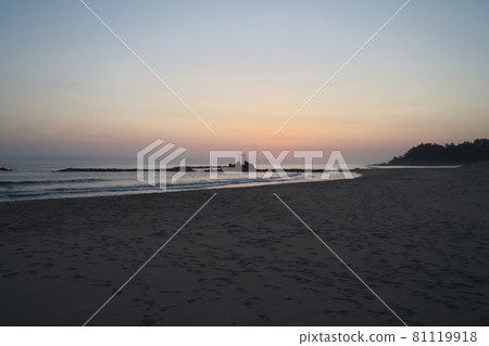 《Tottori Prefecture》 At dawn, the scenery seen from Hawaii Beach 81119918