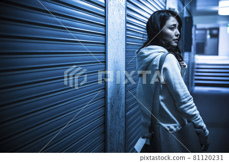 A frightening woman 81120231