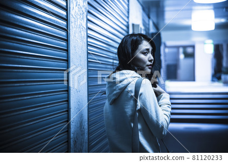 A frightening woman A frightening woman 81120233