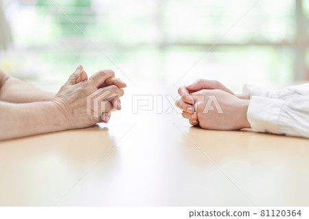 Hands of young and old women fighting 81120364