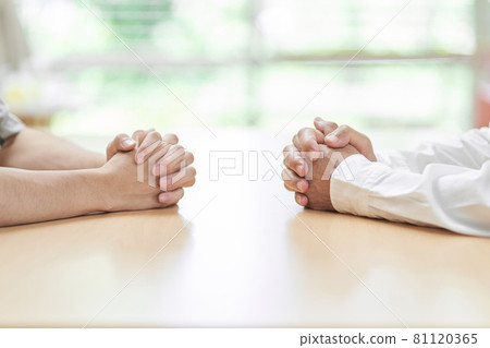 年輕人和老人戰鬥的手 81120365