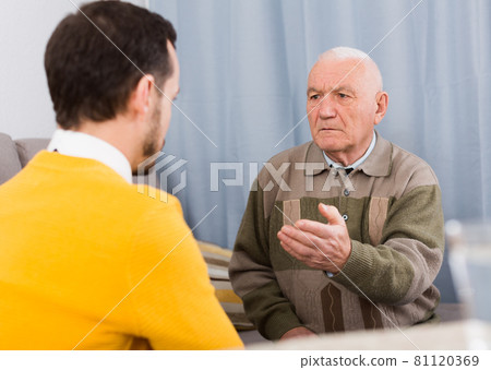 Father and son arguing 81120369