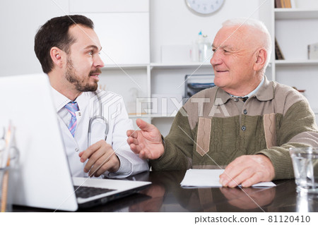 Old man visits doctor Old man visits doctor 81120410