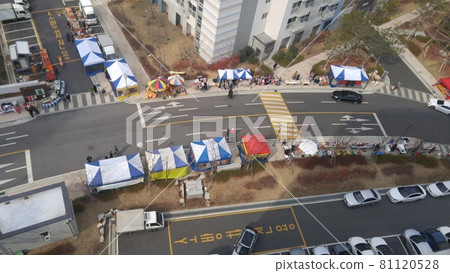 A view of a market selling goods 81120528