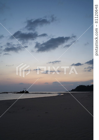 《Tottori Prefecture》 At dawn, the scenery seen from Hawaii Beach 81120648
