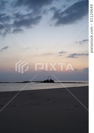 《鳥取縣》黎明時分，夏威夷海灘的景色 81120649