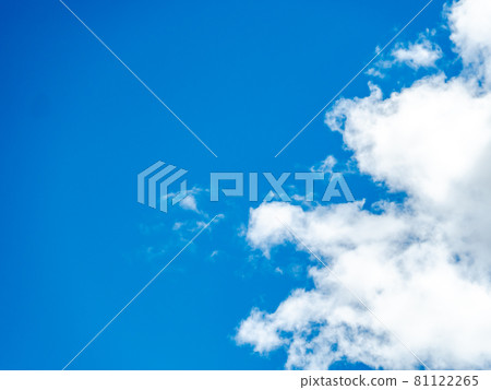 充滿活力的夏日天空積雨雲和藍天 充滿活力的夏日天空積雨雲和藍天 81122265