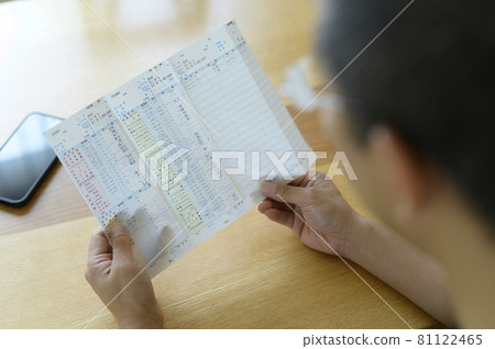 看健康檢查結果的人 81122465