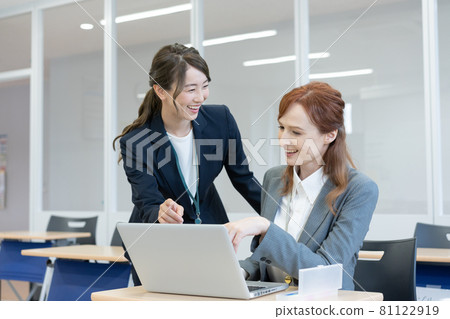 Japanese language school Foreigners studying Japanese and Japanese teachers Photographing cooperation: Japanese language school attached to Chuo Institute of Technology 81122919