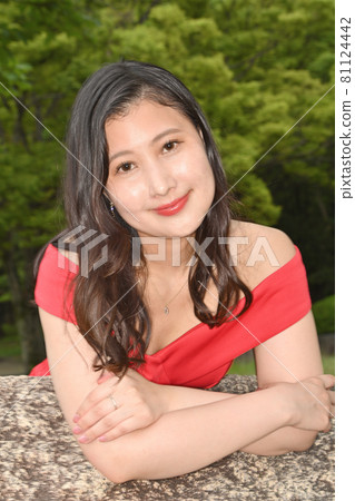 從岩石頂部偷看的女人 從岩石頂部偷看的女人 81124442