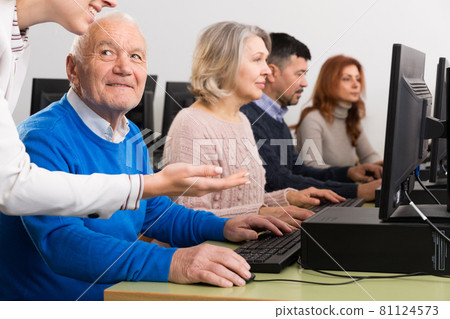 Enthusiastic senior man taking computer lessons 81124573