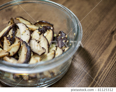 Asian food stir-fried shiitake mushrooms 81125312