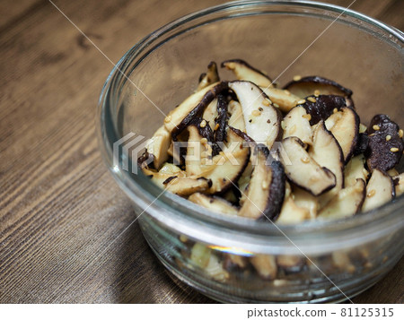 Asian food stir-fried shiitake mushrooms Asian food stir-fried shiitake mushrooms 81125315