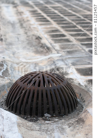 a Water Drain on the roof of building27 Nov 2005 81125457
