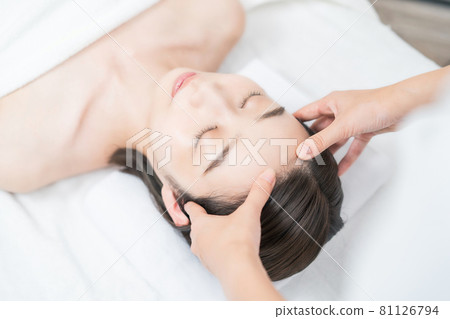 在美容院按摩她的頭的年輕女子 在美容院按摩她的頭的年輕女子 81126794