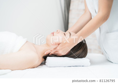 在美容院按摩她的頭的年輕女子 在美容院按摩她的頭的年輕女子 81126795