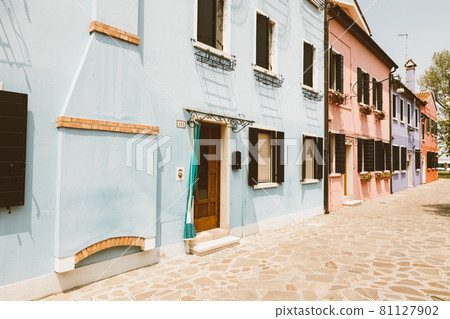 Panoramic view of brightly coloured homes of Burano 81127902