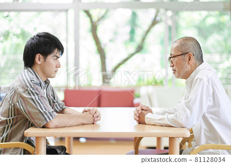 年輕人和老年人打架 81128034