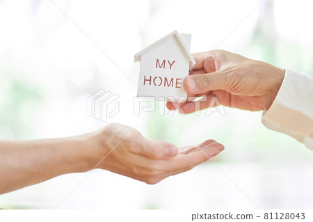 Image of inheriting heritage from parent to child 81128043