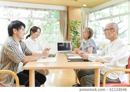 A young couple and an old couple talking with a smile 81128046